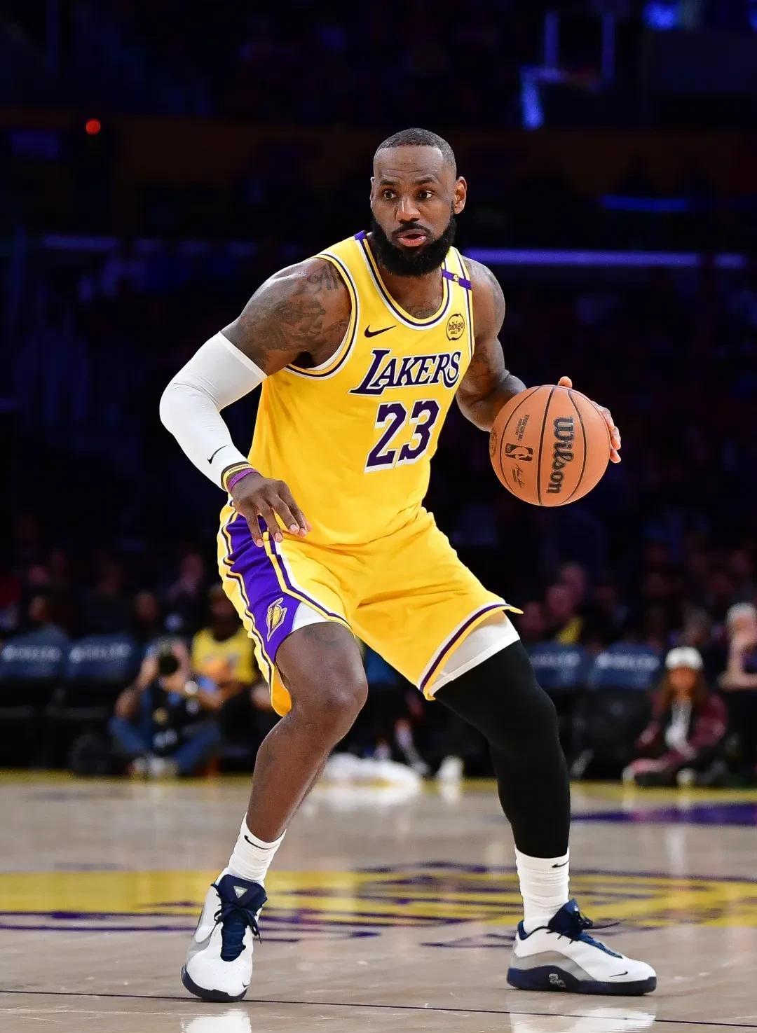 今晚全明星赛传出新动向；洛杉矶湖人强势反弹；管理层表态——话题不断；更衣室氛围转暖的简单介绍