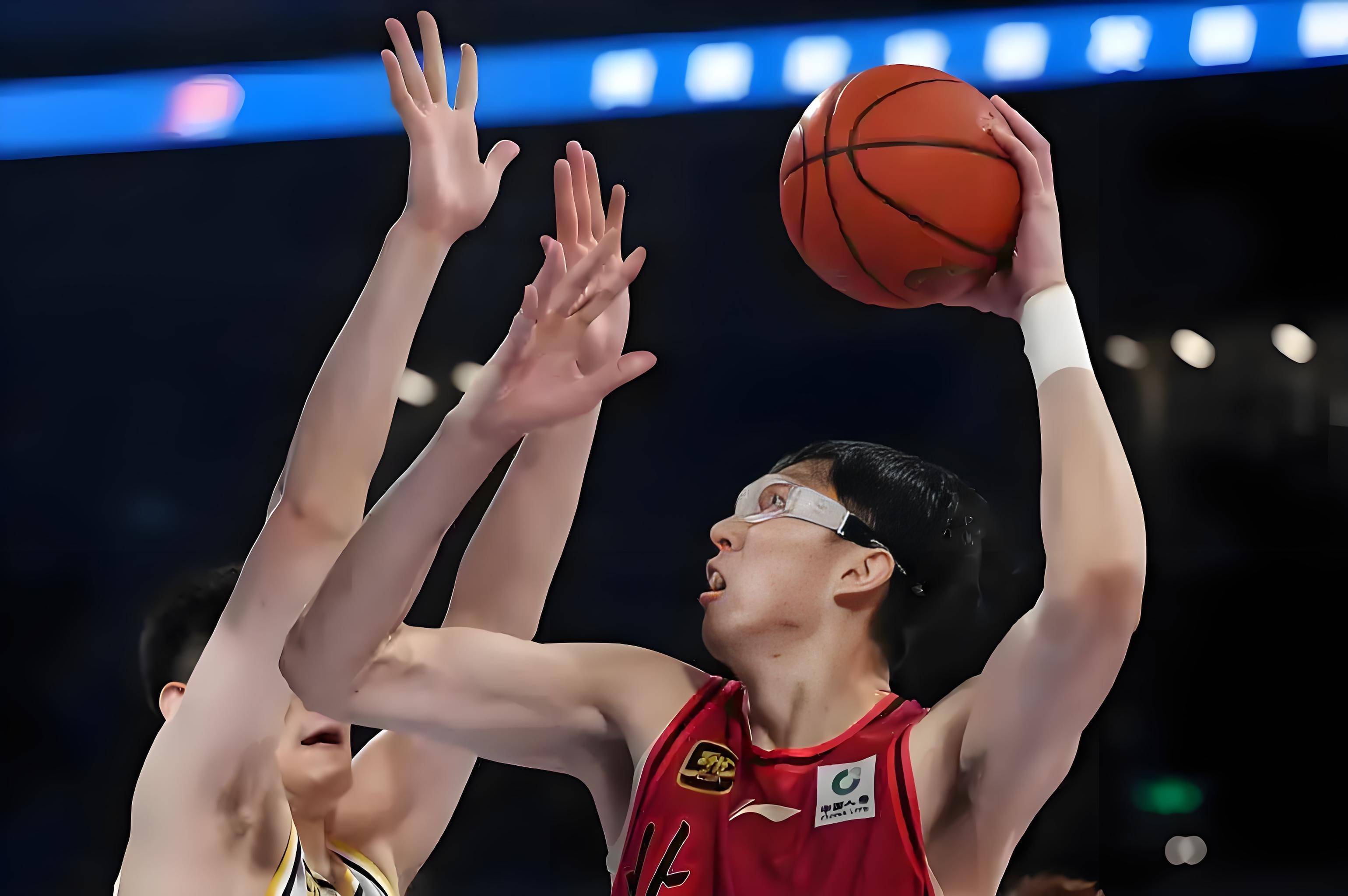 关于集结日体能课后；里尔复出首秀备战CBA季后赛；态度坚定；阵容厚度经受考验的信息