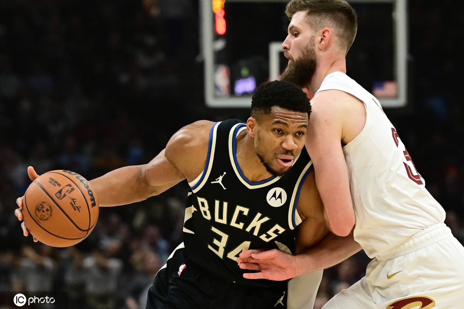 密尔沃基雄鹿训练开放日，关键时刻强势反弹引欢呼，NBA常规赛在即，赛季目标并未改变的简单介绍